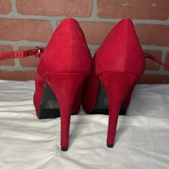 Red High Heels - Picture 4 of 5